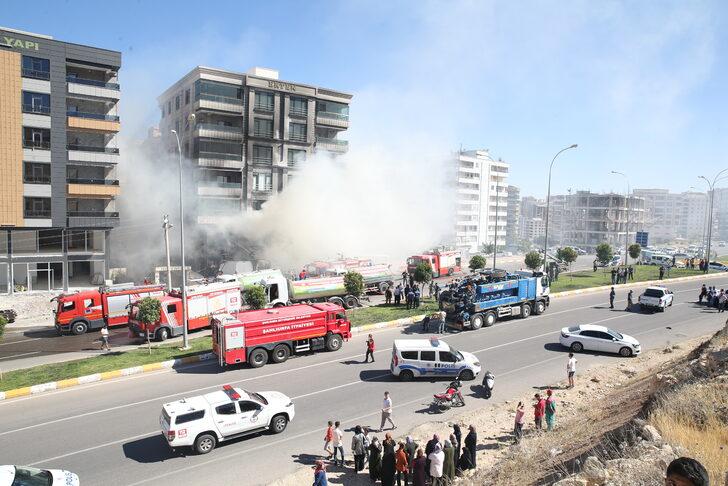 Şanlıurfa'da iş yerinde çıkan yangın söndürülmeye çalışılıyor G3