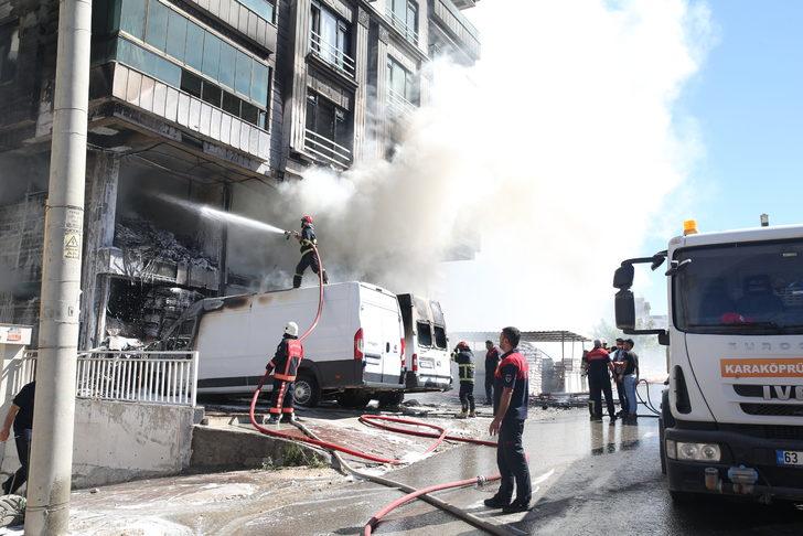 Şanlıurfa'da iş yerinde çıkan yangın söndürülmeye çalışılıyor G4