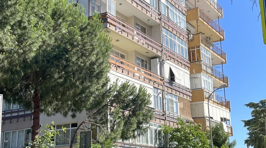 Kartal'da çatısında çökme oluşan apartman boşaltıldı