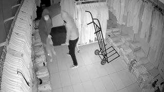 Sabah dükkanını açınca hayatının şokunu yaşadı! 11 milyonluk hırsızlık anbean kamerada