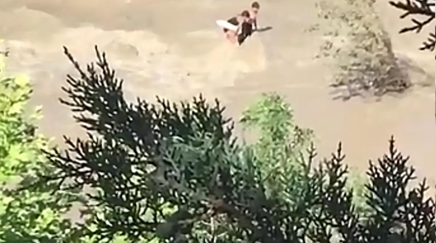 Karabük'te serinlemek için girdikleri çayda mahsur kalan iki kardeş kurtarıldı