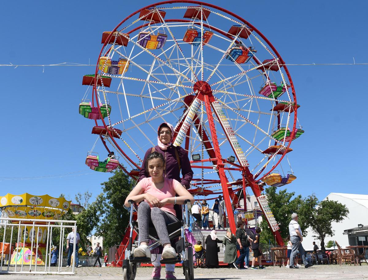 Sivas'ta engelli &ccedil;ocuklar lunaparkta eğlendi