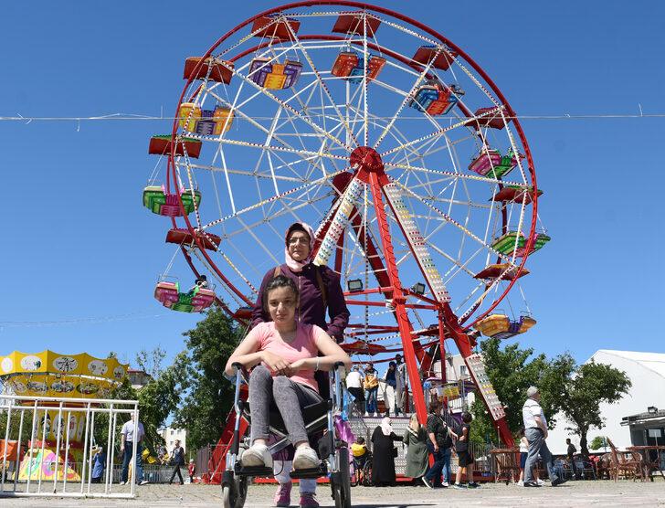 Sivas'ta engelli çocuklar lunaparkta eğlendi G1
