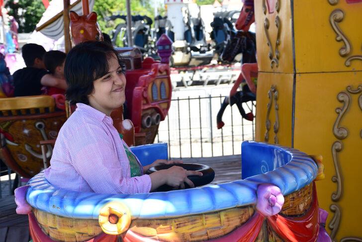Sivas'ta engelli çocuklar lunaparkta eğlendi G3