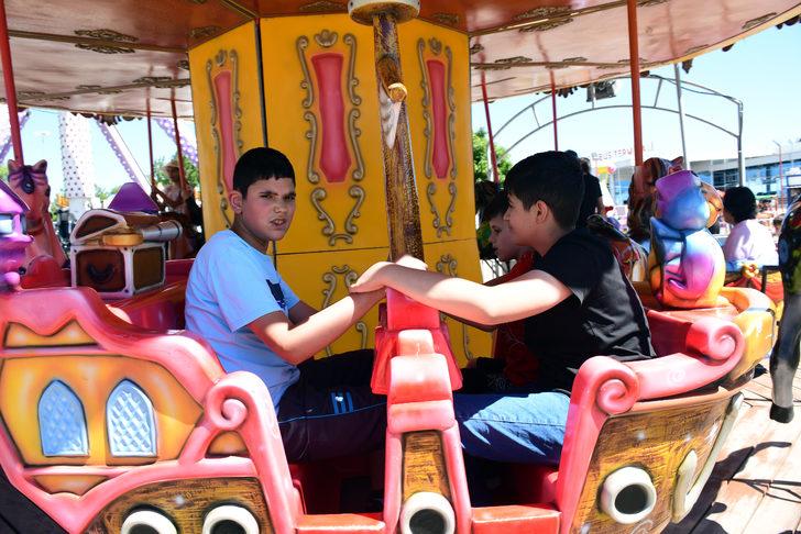 Sivas'ta engelli çocuklar lunaparkta eğlendi G4