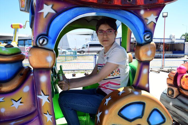Sivas'ta engelli çocuklar lunaparkta eğlendi G5