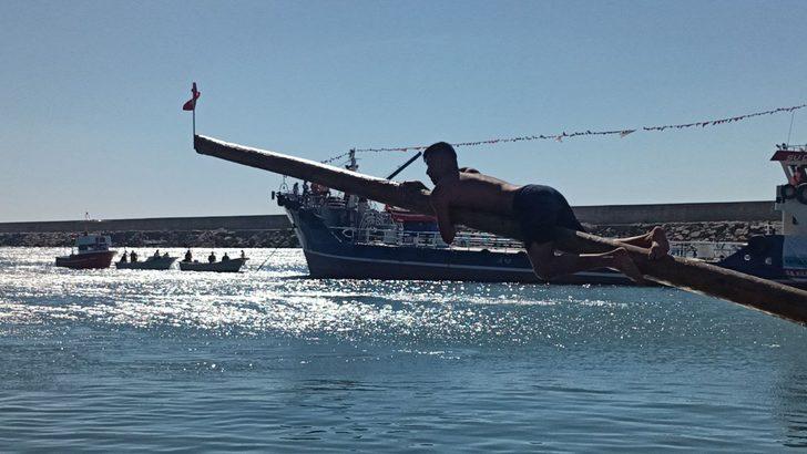 Yağlı direkten bayrak almak için kıyasıya yarıştılar G1