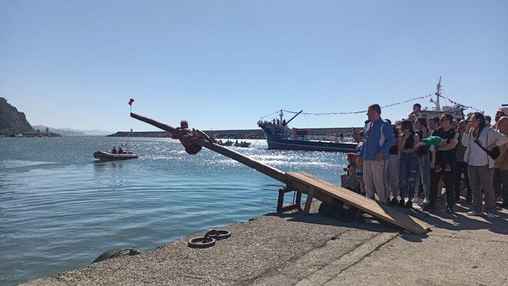 Yağlı direkten bayrak almak için kıyasıya yarıştılar G2