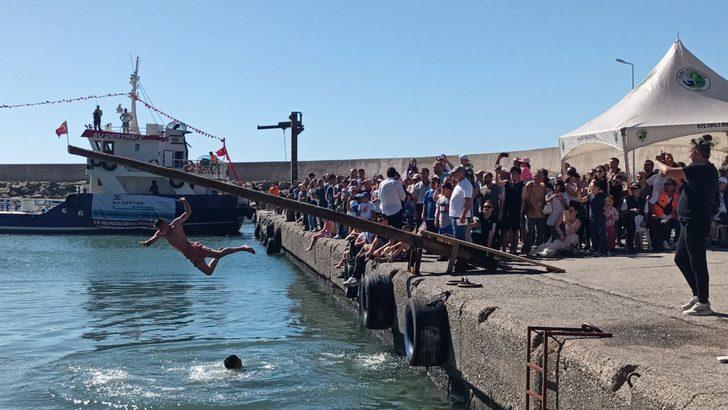 Yağlı direkten bayrak almak için kıyasıya yarıştılar G3
