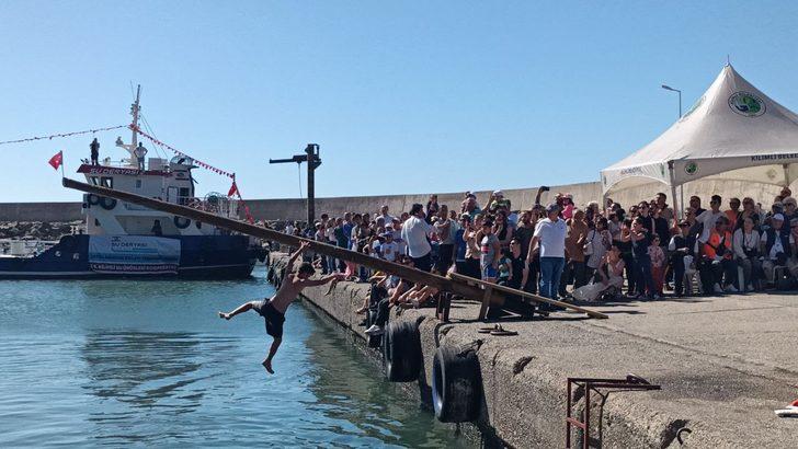 Yağlı direkten bayrak almak için kıyasıya yarıştılar G4