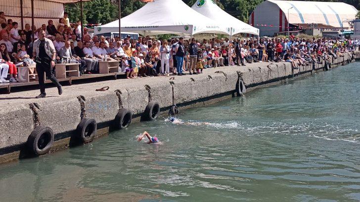 Yağlı direkten bayrak almak için kıyasıya yarıştılar G5