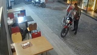 Rahatlığı 'Pes' dedirtti! Kuryelerin motosikletlerine dadanan şahıs kamerada