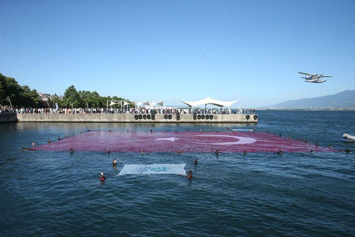 İzmit Körfezi'nde deniz şehitleri anısına dev Türk bayrağı açıldı G1