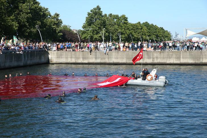 İzmit Körfezi'nde deniz şehitleri anısına dev Türk bayrağı açıldı G3