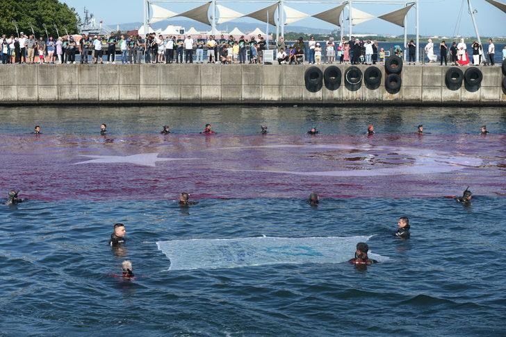 İzmit Körfezi'nde deniz şehitleri anısına dev Türk bayrağı açıldı G4