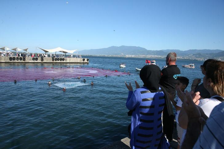İzmit Körfezi'nde deniz şehitleri anısına dev Türk bayrağı açıldı G5