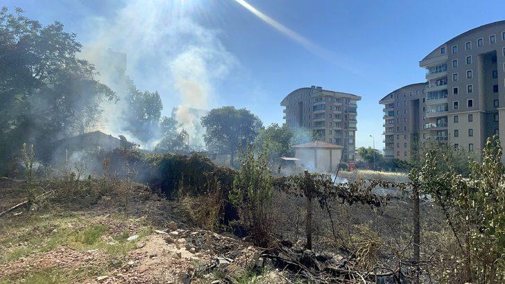 Bursa'da otluk alanda çıkan ve çiftliğe sıçrayan yangın söndürüldü G2