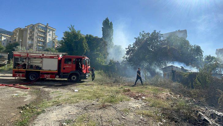 Bursa'da otluk alanda çıkan ve çiftliğe sıçrayan yangın söndürüldü G3