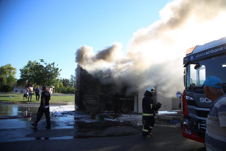 Antalya'da hareket halindeyken alev alan yolcu otobüsü yandı G3