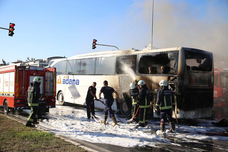 Antalya'da hareket halindeyken alev alan yolcu otobüsü yandı G4