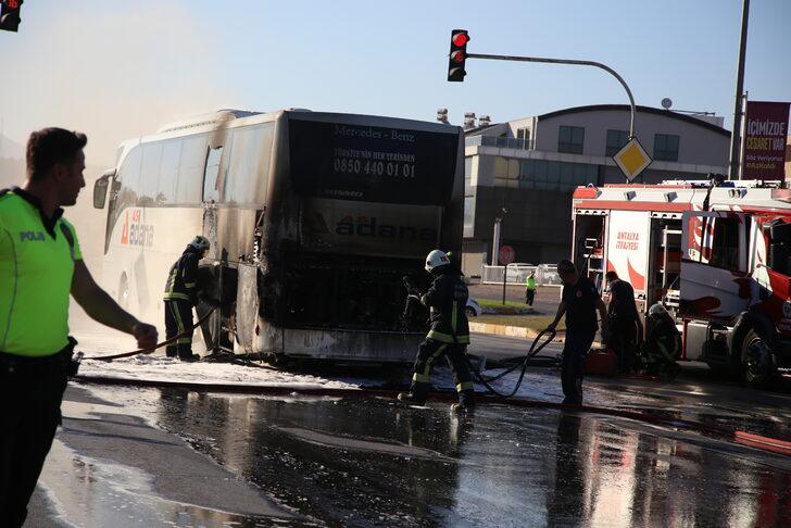 Antalya'da hareket halindeyken alev alan yolcu otobüsü yandı G5