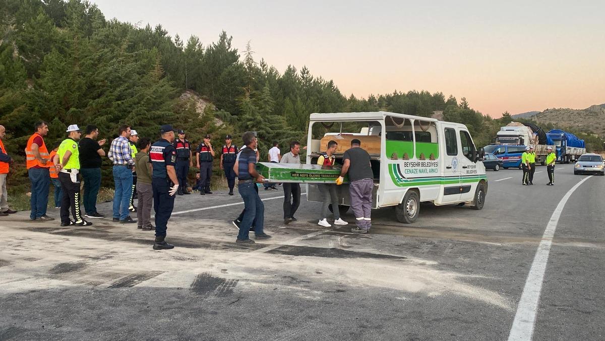 G&Uuml;NCELLEME - Konya'daki trafik kazasında 5 kişi &ouml;ld&uuml;, 4 kişi yaralandı