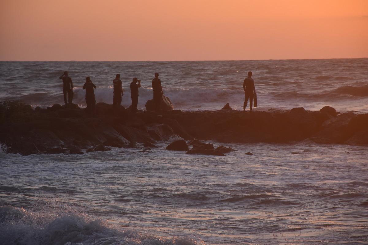 Trabzon'da denizde boğulma tehlikesi ge&ccedil;iren 3 kişiden 2'si kurtarıldı
