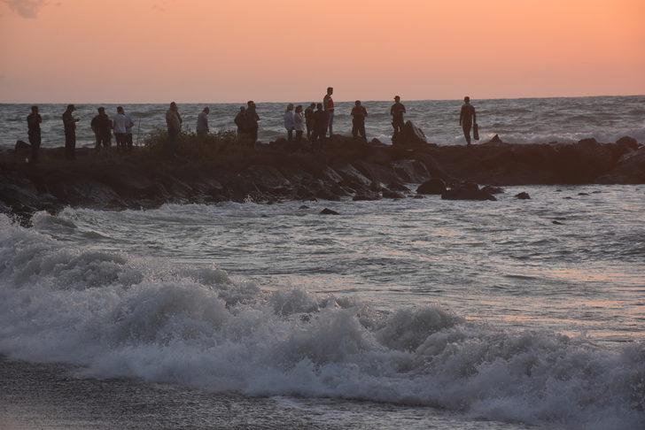 Trabzon'da denizde boğulma tehlikesi geçiren 3 kişiden 2'si kurtarıldı G2