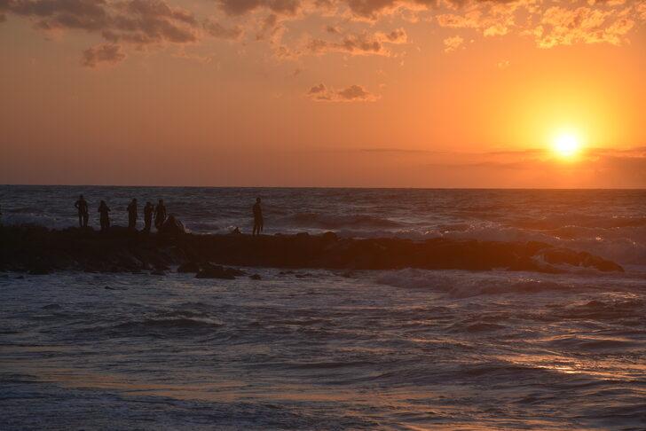 Trabzon'da denizde boğulma tehlikesi geçiren 3 kişiden 2'si kurtarıldı G3