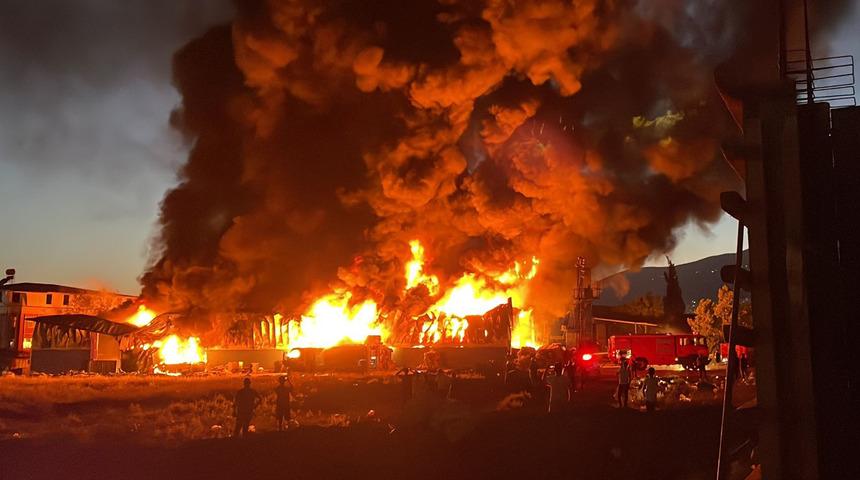 Şehrin her yerinden göründü! O ilde korkutan yangın... Çok sayıda ekip sevk edildi