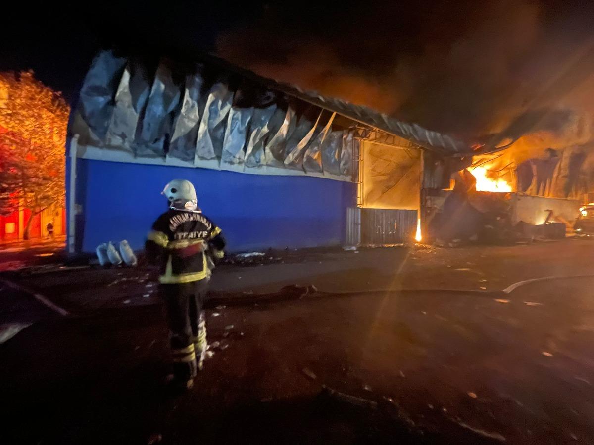 G&Uuml;NCELLEME - Kahramanmaraş'ta geri d&ouml;n&uuml;ş&uuml;m tesisinde yangın &ccedil;ıktı