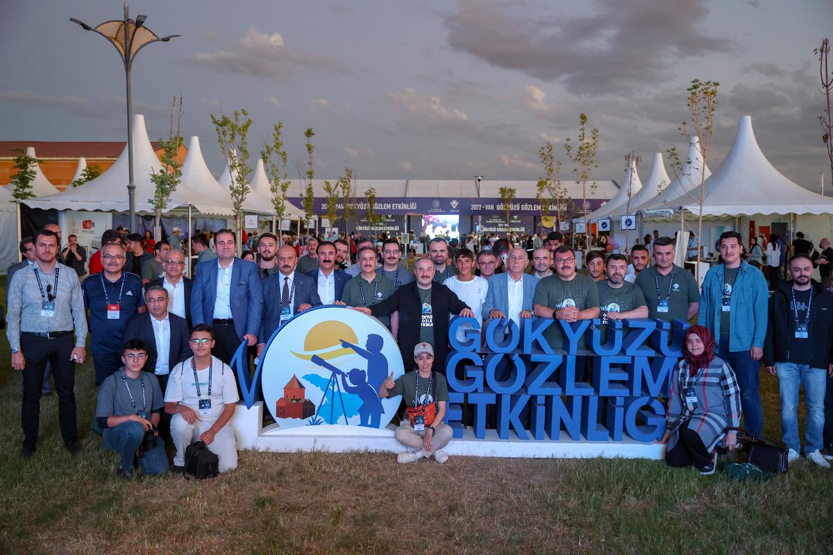 Vanlılar kentte ilk kez d&uuml;zenlenen etkinlikte g&ouml;ky&uuml;z&uuml;n&uuml; g&ouml;zlemledi