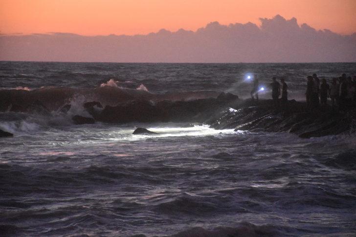 GÜNCELLEME- Trabzon'da denizde boğulma tehlikesi geçiren 3 kişiden 2'si kurtarıldı G1