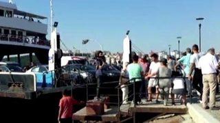 Arabalı vapur kayalıklara çarptı