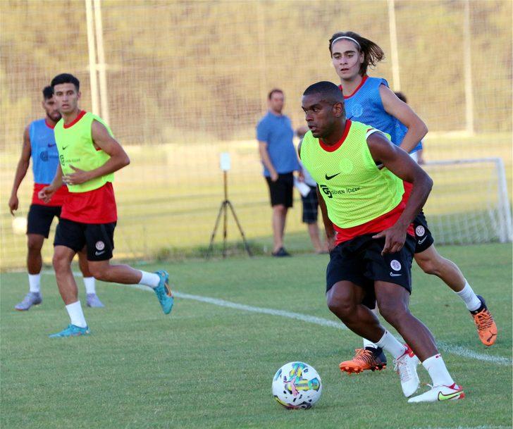 Antalyaspor'un yeniden anlaştığı Fernando ile Boffin antrenmana çıktı G3