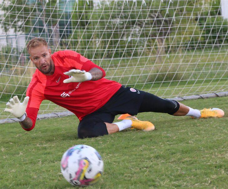 Antalyaspor'un yeniden anlaştığı Fernando ile Boffin antrenmana çıktı G4