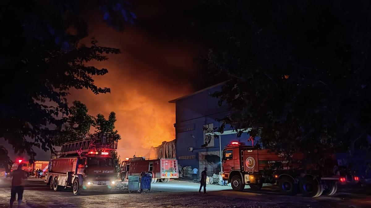 G&Uuml;NCELLEME 2  - Kahramanmaraş'ta geri d&ouml;n&uuml;ş&uuml;m tesisindeki yangın kontrol altına alındı