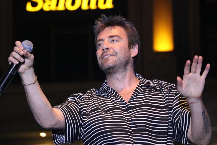 AK Parti Genel Başkanvekili Binali Yıldırım,  konserde seyirciyle türkü söyledi G1