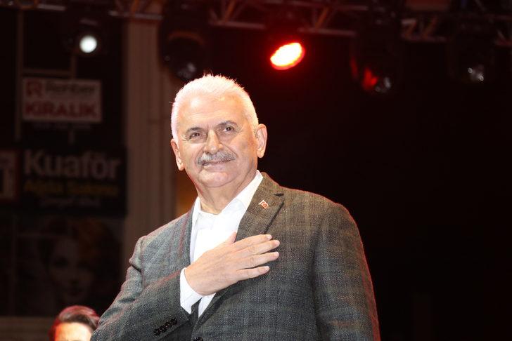 AK Parti Genel Başkanvekili Binali Yıldırım,  konserde seyirciyle türkü söyledi G4