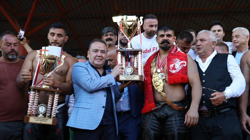 Antalya Büyükşehir Belediye Başkanı Böcek, Başpehlivanları kutladı: