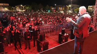 Binali Yıldırım konserde türkü söyledi