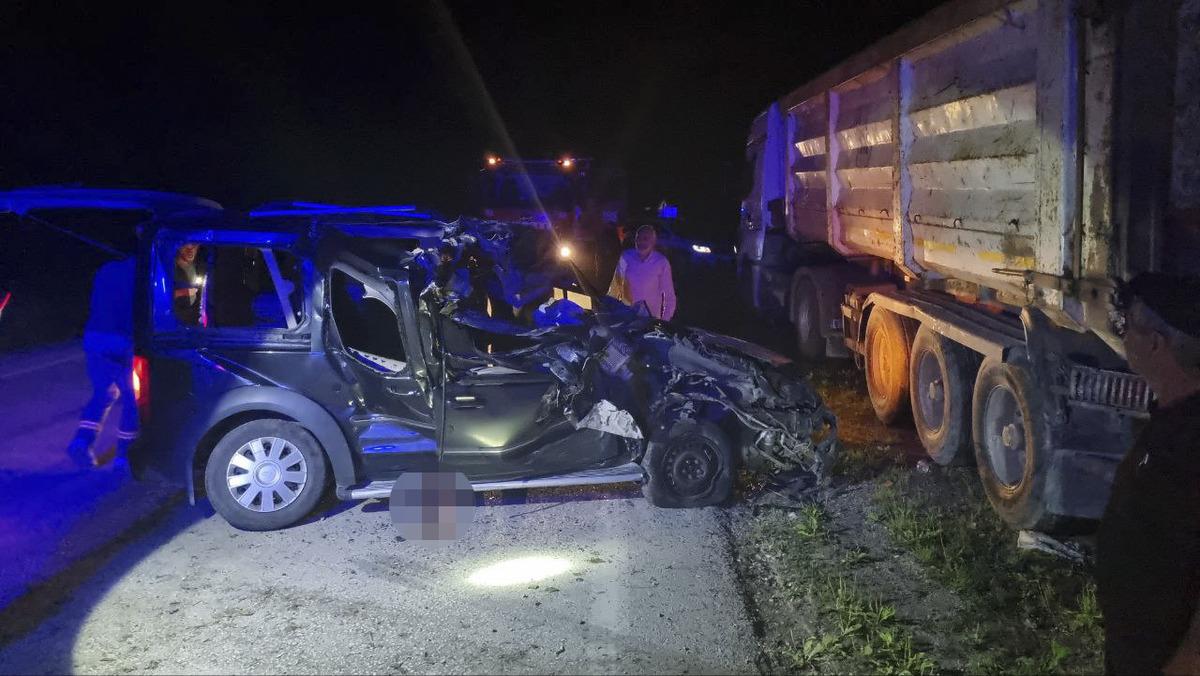 D&uuml;zce'de park halindeki tıra &ccedil;arpan otomobildeki 5 kişi yaralandı