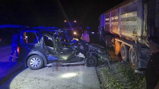 Düzce'de park halindeki tıra çarpan otomobildeki 5 kişi yaralandı