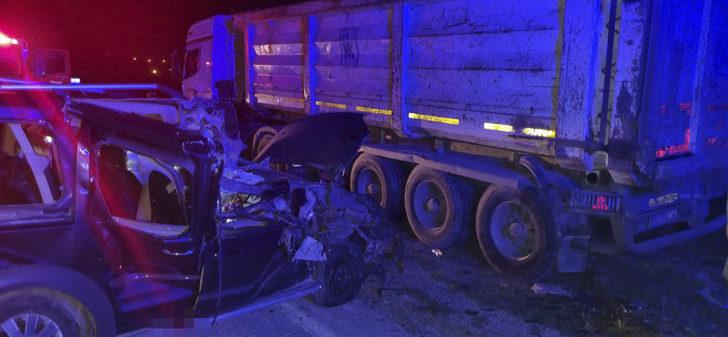 Düzce'de park halindeki tıra çarpan otomobildeki 5 kişi yaralandı G2