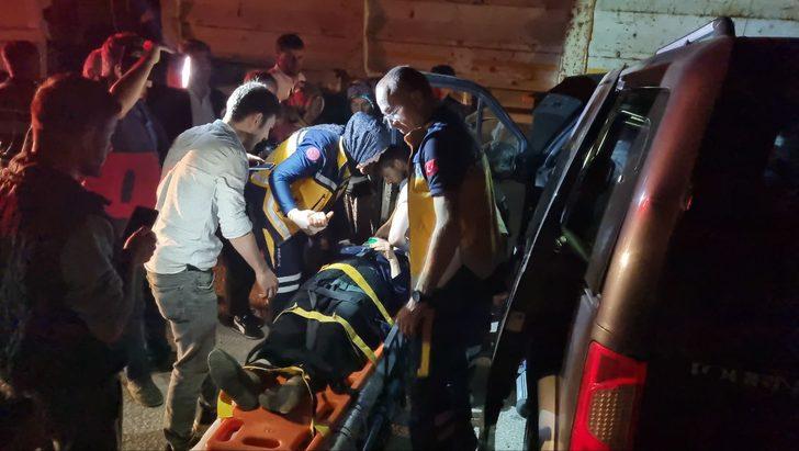 Düzce'de park halindeki tıra çarpan otomobildeki 5 kişi yaralandı G3