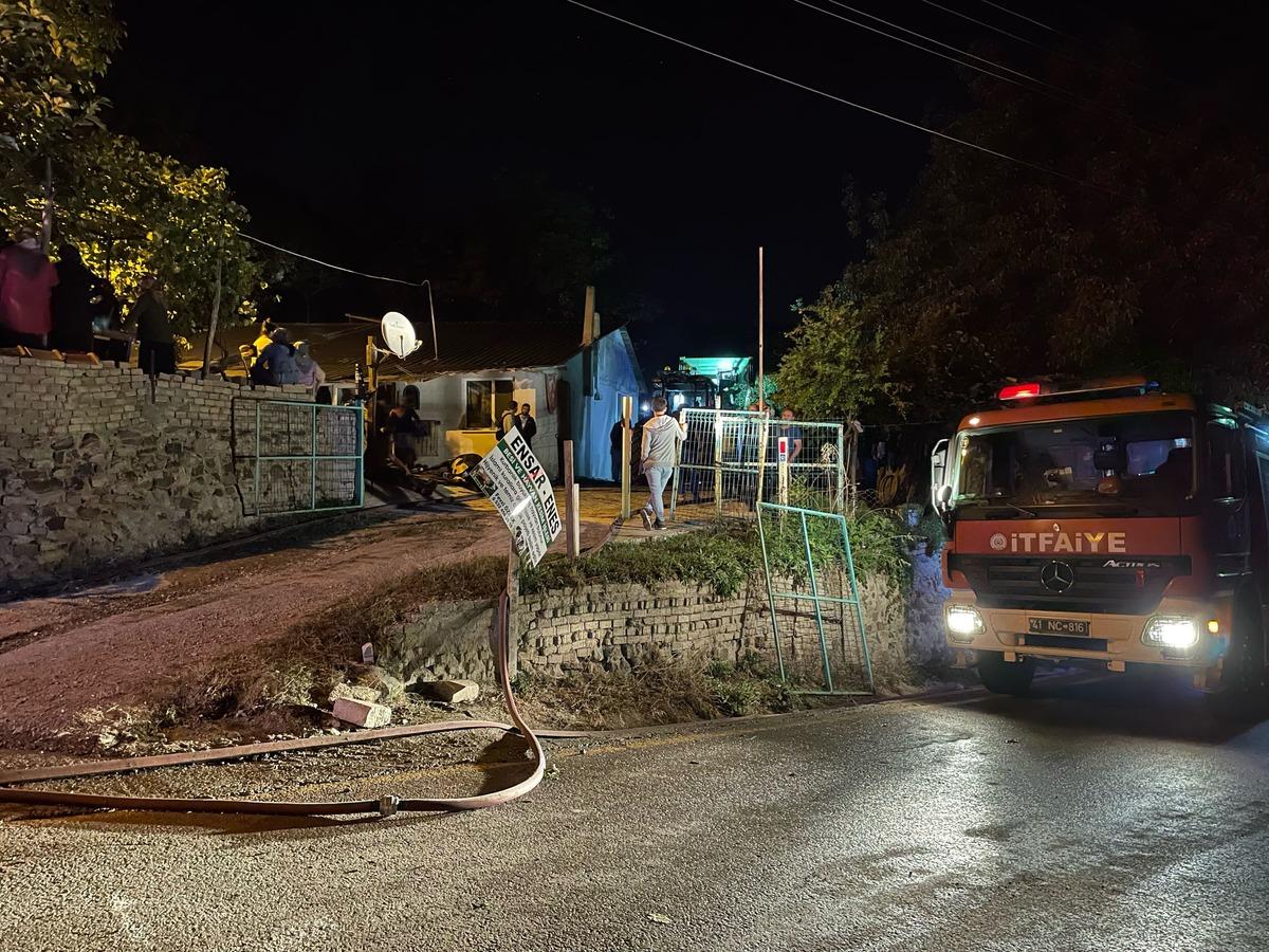 Kocaeli'de ahır yangınında 7 b&uuml;y&uuml;kbaş hayvan telef oldu