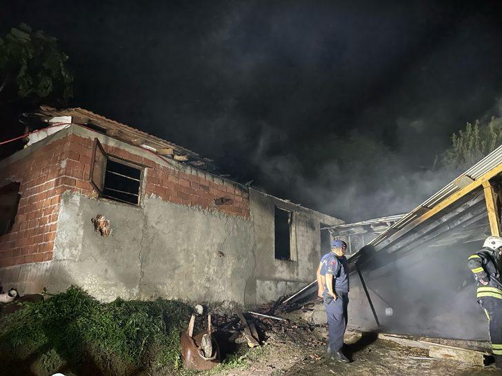 Kocaeli'de ahır yangınında 7 büyükbaş hayvan telef oldu G2