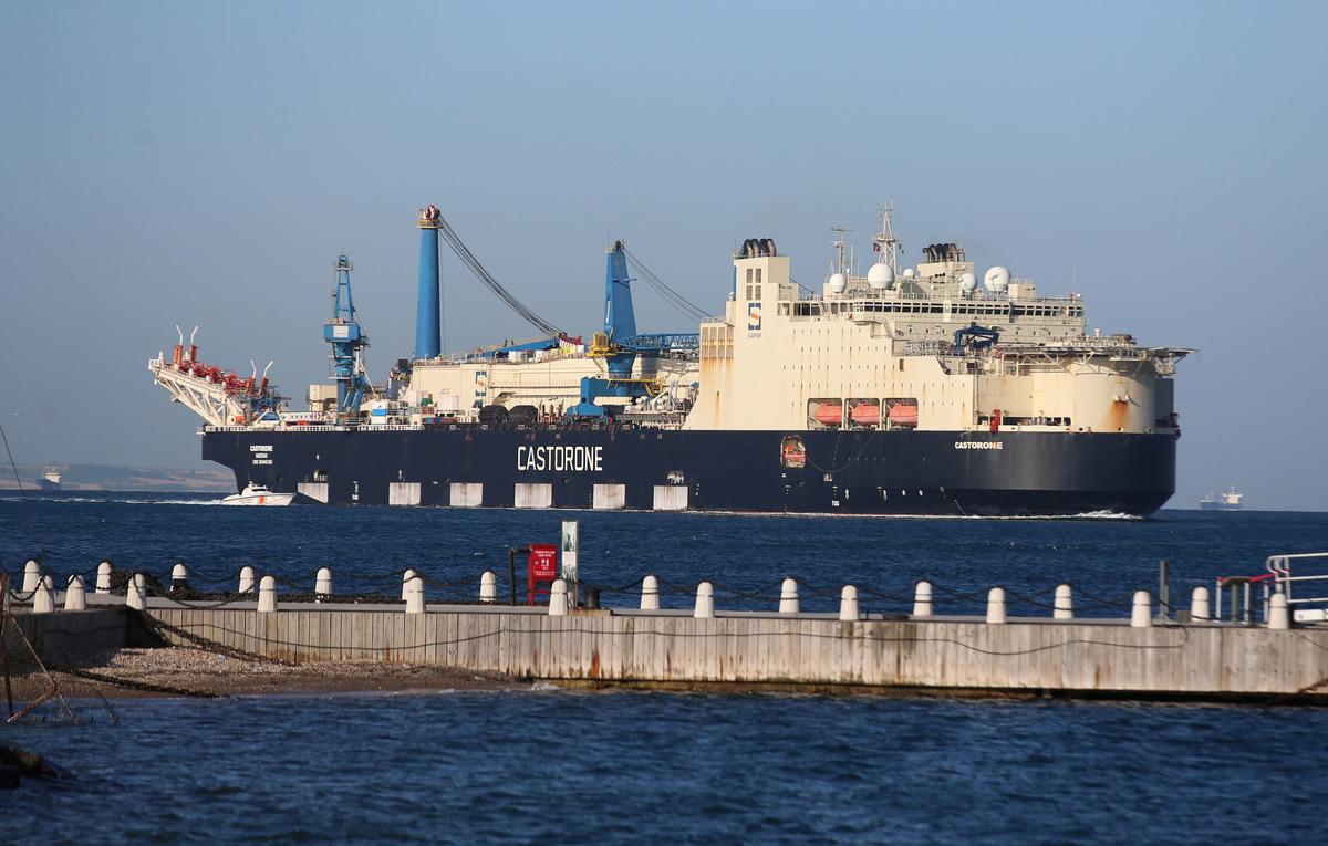 Derin denizde boru indirme işlemi yapacak gemi &Ccedil;anakkale Boğazı'ndan ge&ccedil;ti
