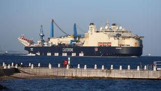 Derin denizde boru indirme işlemi yapacak gemi Çanakkale Boğazı'ndan geçti