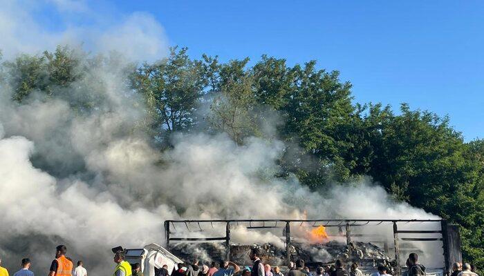 Sakarya'da feci kaza! TIR, TIR'a arkadan çarptı, sürücü yanarak can verdi